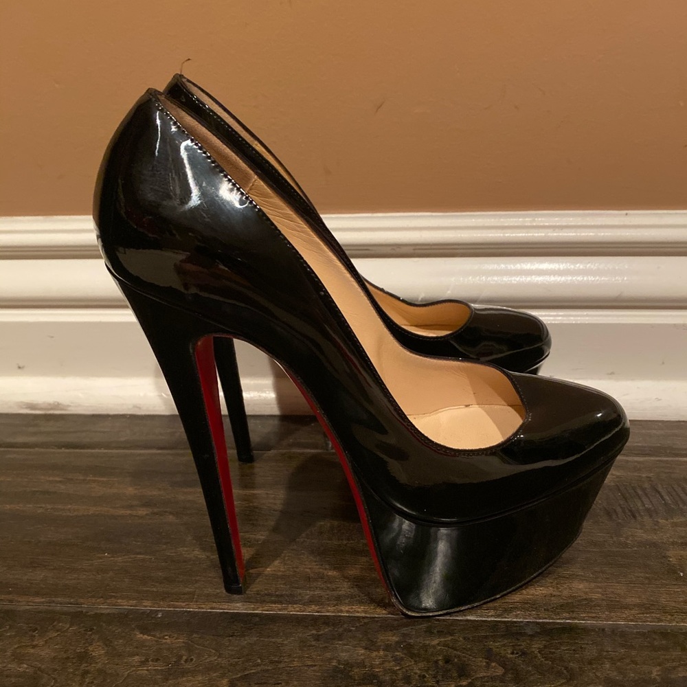 Christian Louboutin Laque Pumps